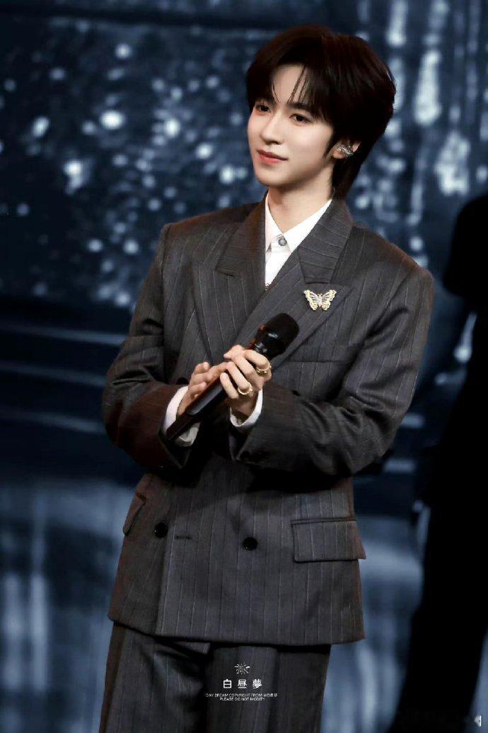 贺峻霖北影节内场生图贺峻霖意气风发的少年贺峻霖北影节内场开场直拍太有少年气了，意