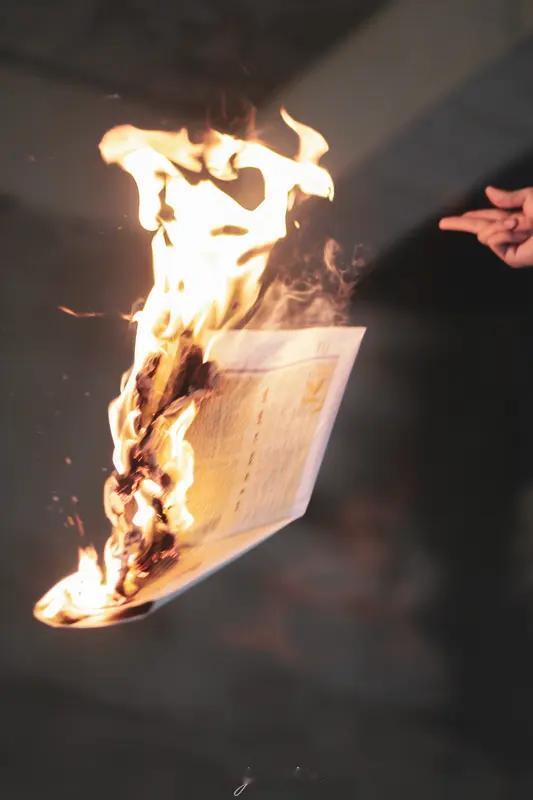 教育不是简单地往脑子里塞知识，而是点燃孩子内心的求知火焰。我想起小时候学数学，老