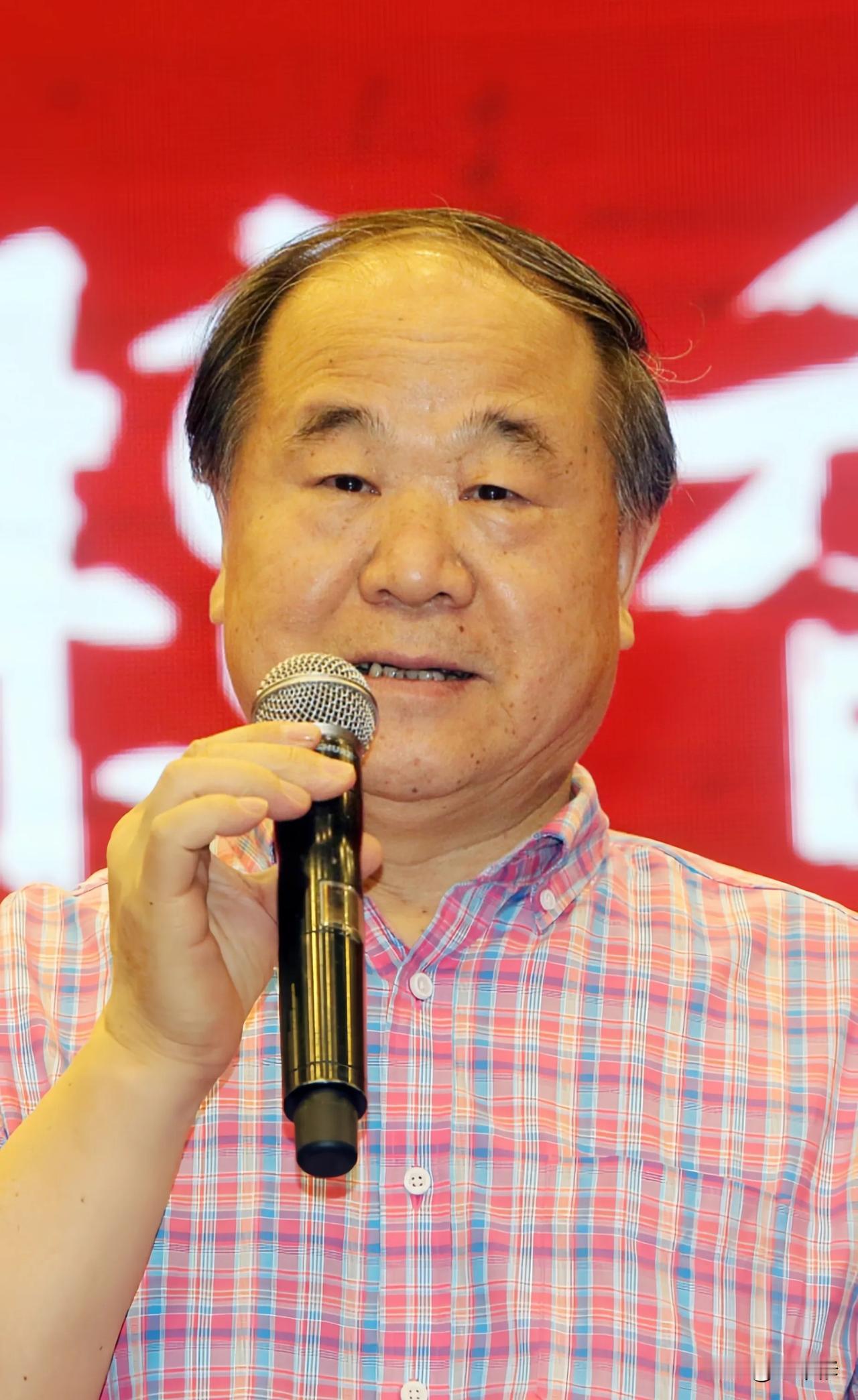 一次演讲中，莫言、余华、苏童依次上台演讲，主题是为什么会走上文学之路。

莫言说
