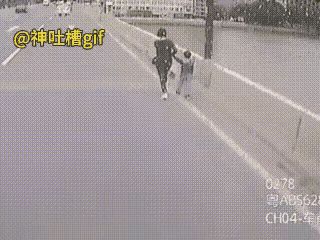 谁能想到，
公交车司机一脚急刹，
竟硬生生拽回了两条人命！

那天他开着车，
瞧