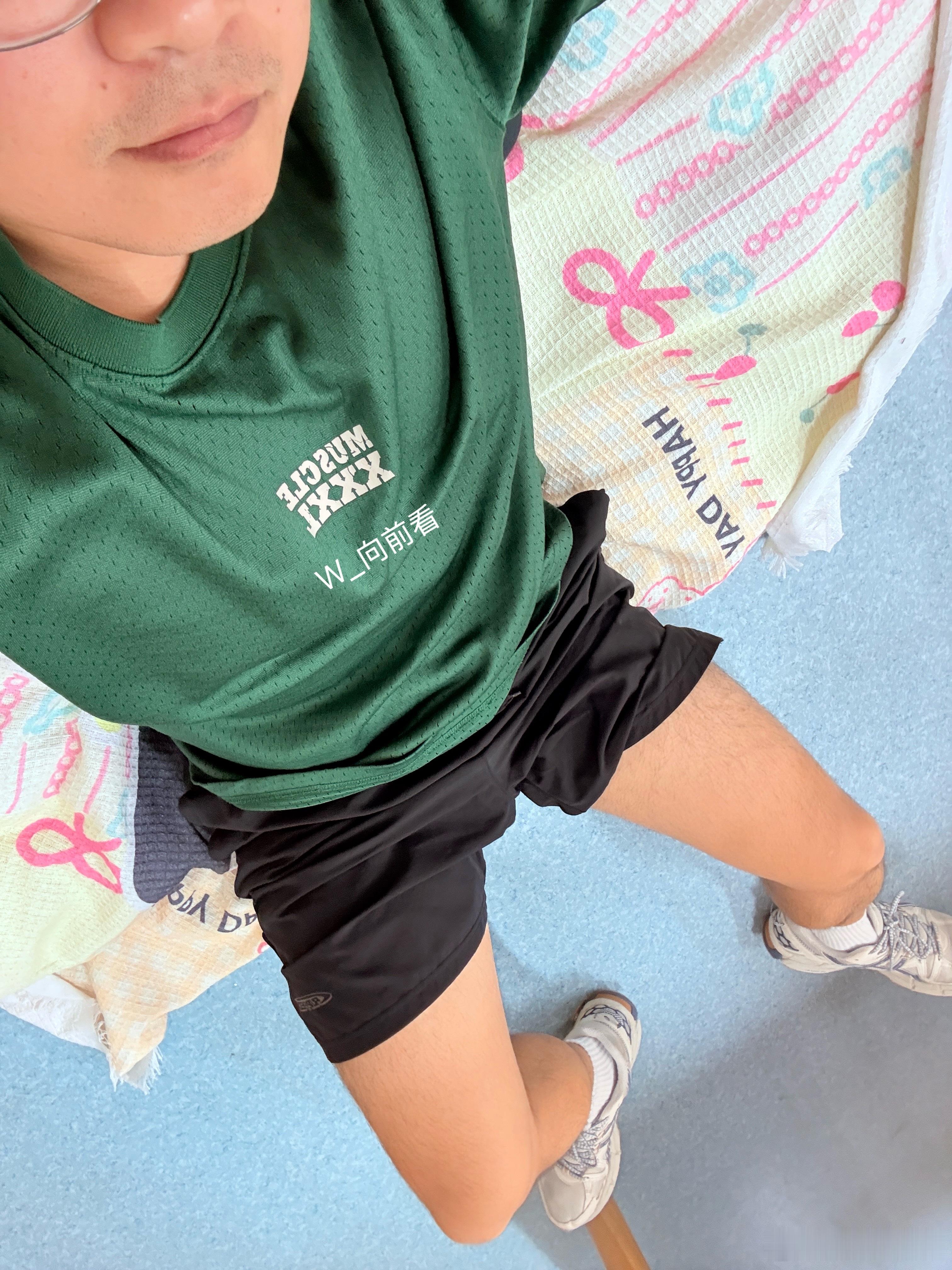 躺着等下班……肚子饿了……[哈哈][哈哈] ​​​