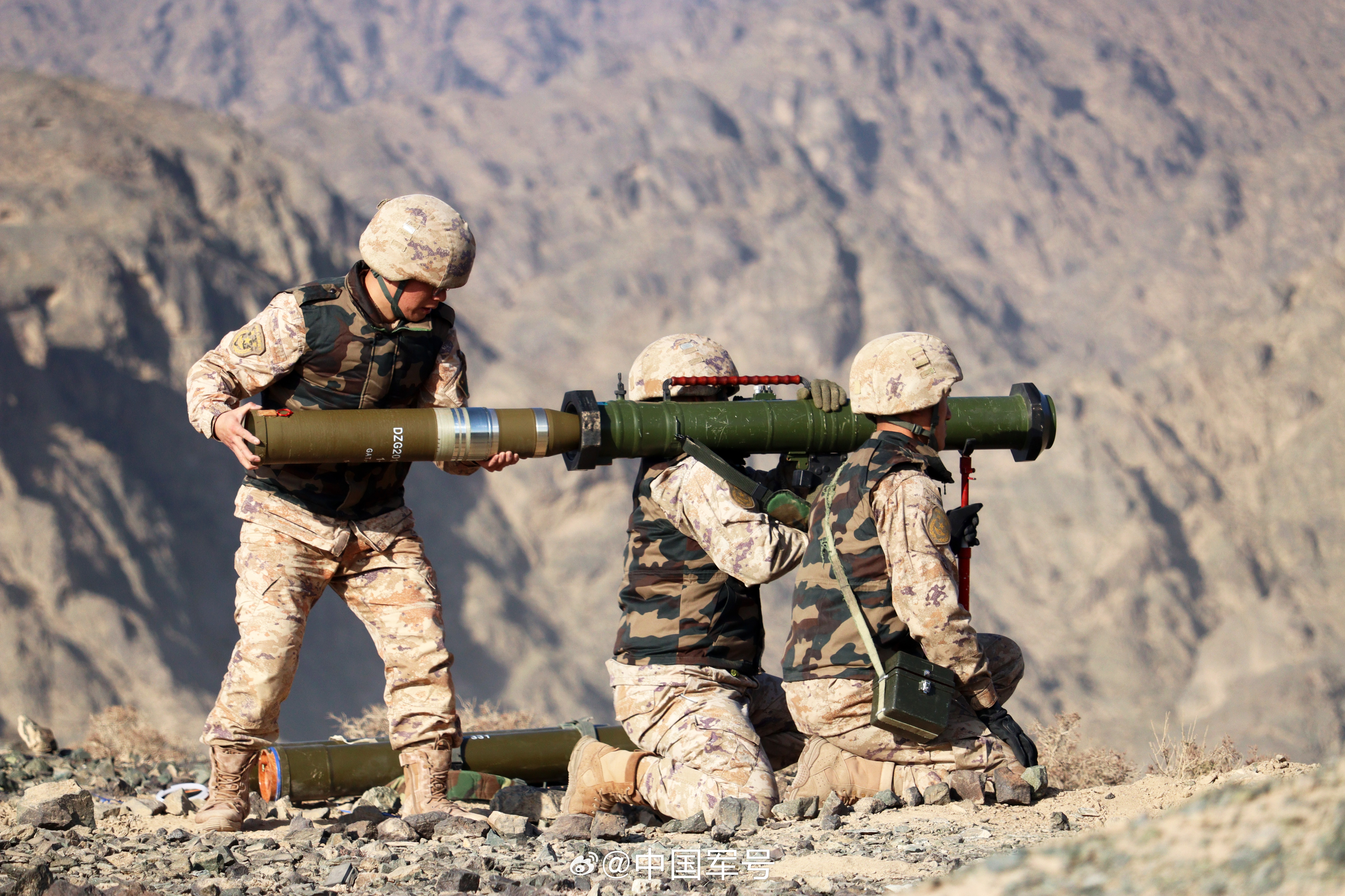 【火力全开！直击多型火器实弹射击考核】近日，陆军第76集团军某旅组织开展反坦克火