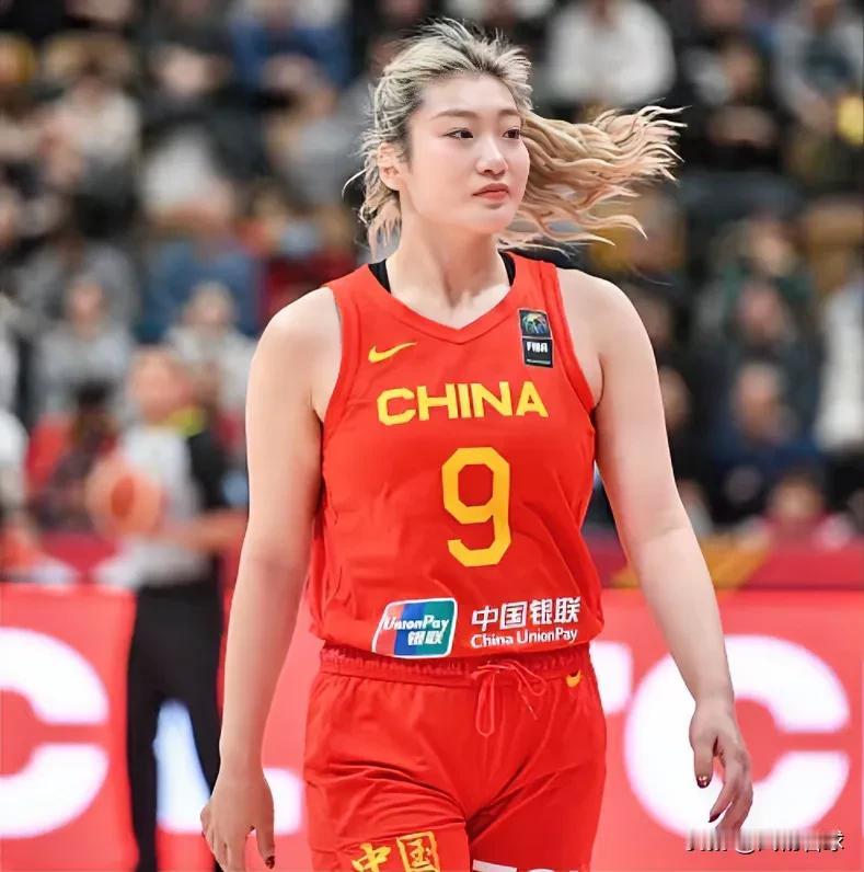 太丢脸了！中国女篮56-74不敌日本，看看数据谁应该来背锅！
王思雨：5中3，拿