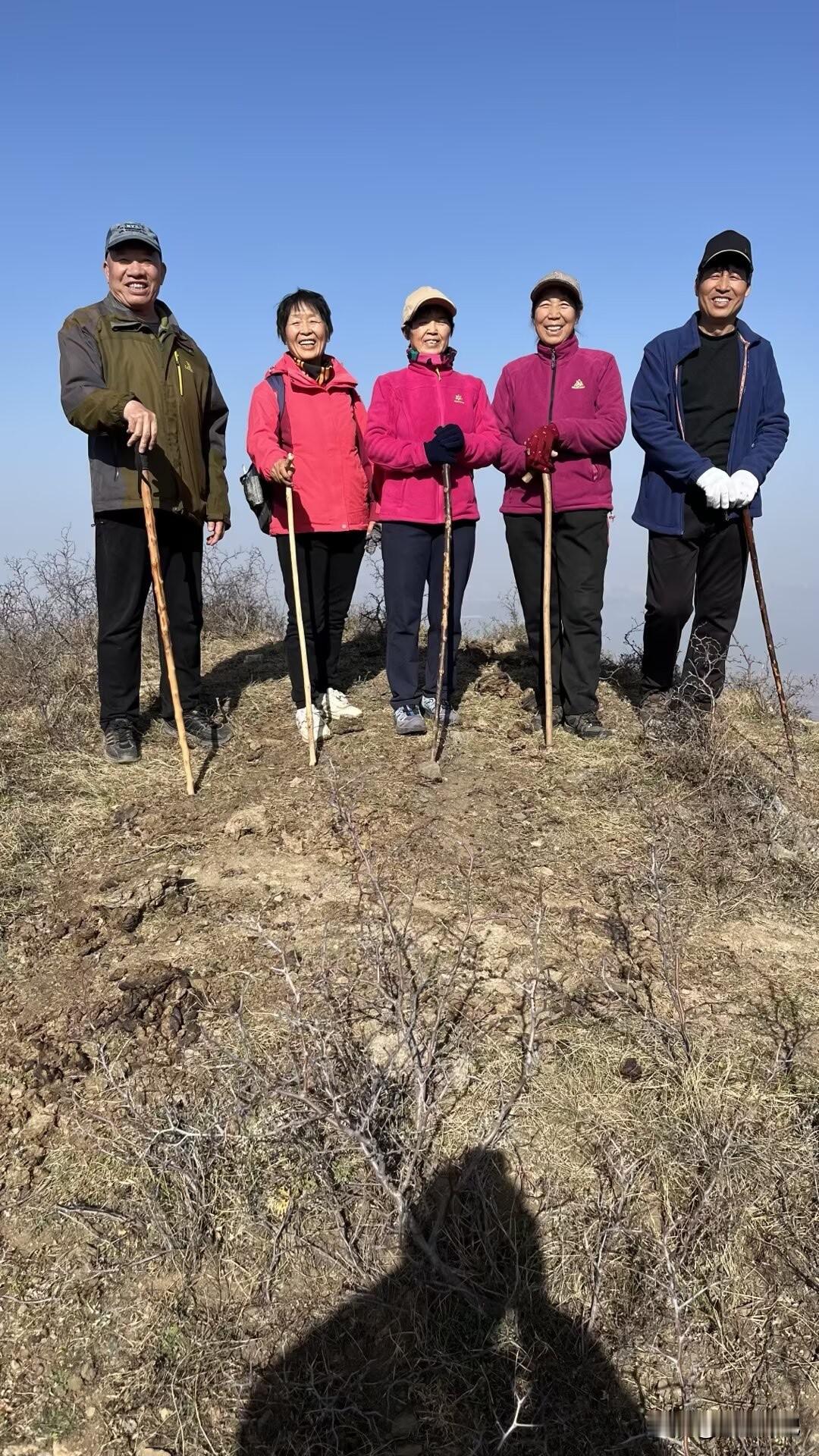 DIY的登山杖
我爬山喜欢拄棍子，队友们也是。棍子几乎是爬山的标配，人手一把。它