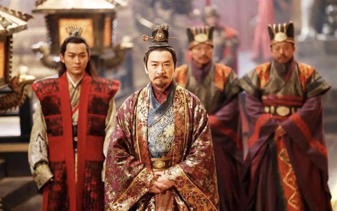 公元626年，一个全副武装的男人提着两颗血淋淋的人头，大步走进皇宫内苑，逼向正在