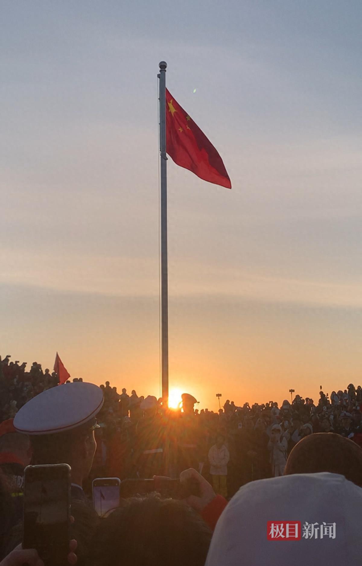 震撼！五一凌晨泰山之巅人潮涌动，当第一缕阳光刺破云海，冉冉升起的五星红旗与朝阳壮
