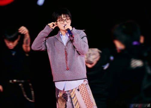 周深下班使人年轻 上班用心下班开心，两种状态都值得喜欢。尤其下班时那种发自内心的