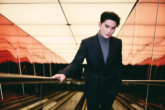 徐正溪的优雅永不过时 徐正溪的优雅是那种经得起时间考验的！他不用刻意耍帅，光是站