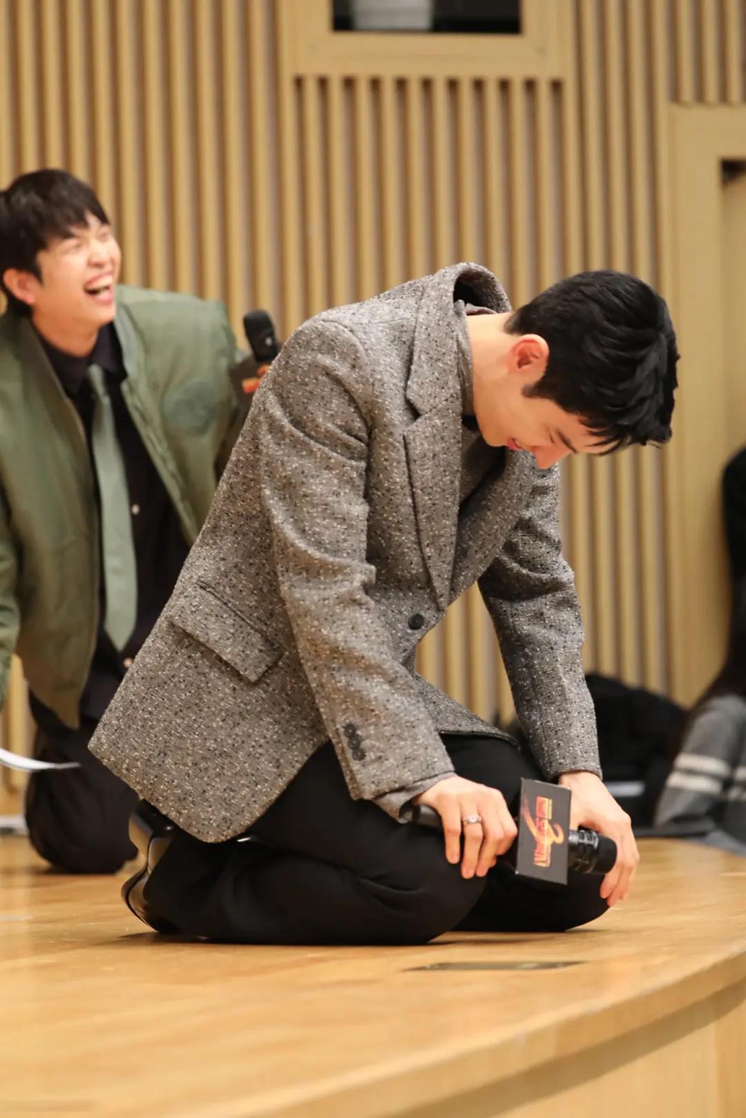 大势男星遭粉丝拒绝拥抱！跪地崩溃！。大势男星遭粉丝拒绝拥抱！跪地崩溃！原因曝光，