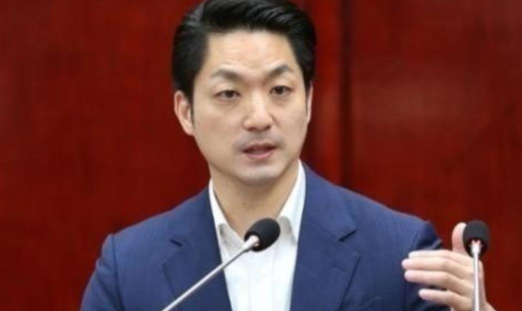 记者问蒋万安：你是台湾人还是中国人？蒋万安的回答出乎预料。他说：我是台湾人，是台