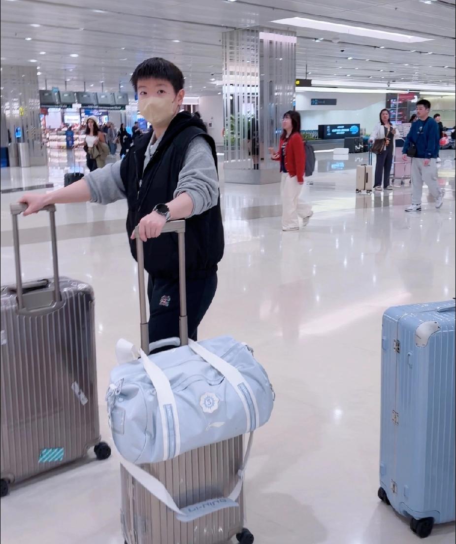 刷到莎莎飞往新加坡的机场图，心都要化了～
一手一个大行李箱，浅蓝色的单肩包稳稳地