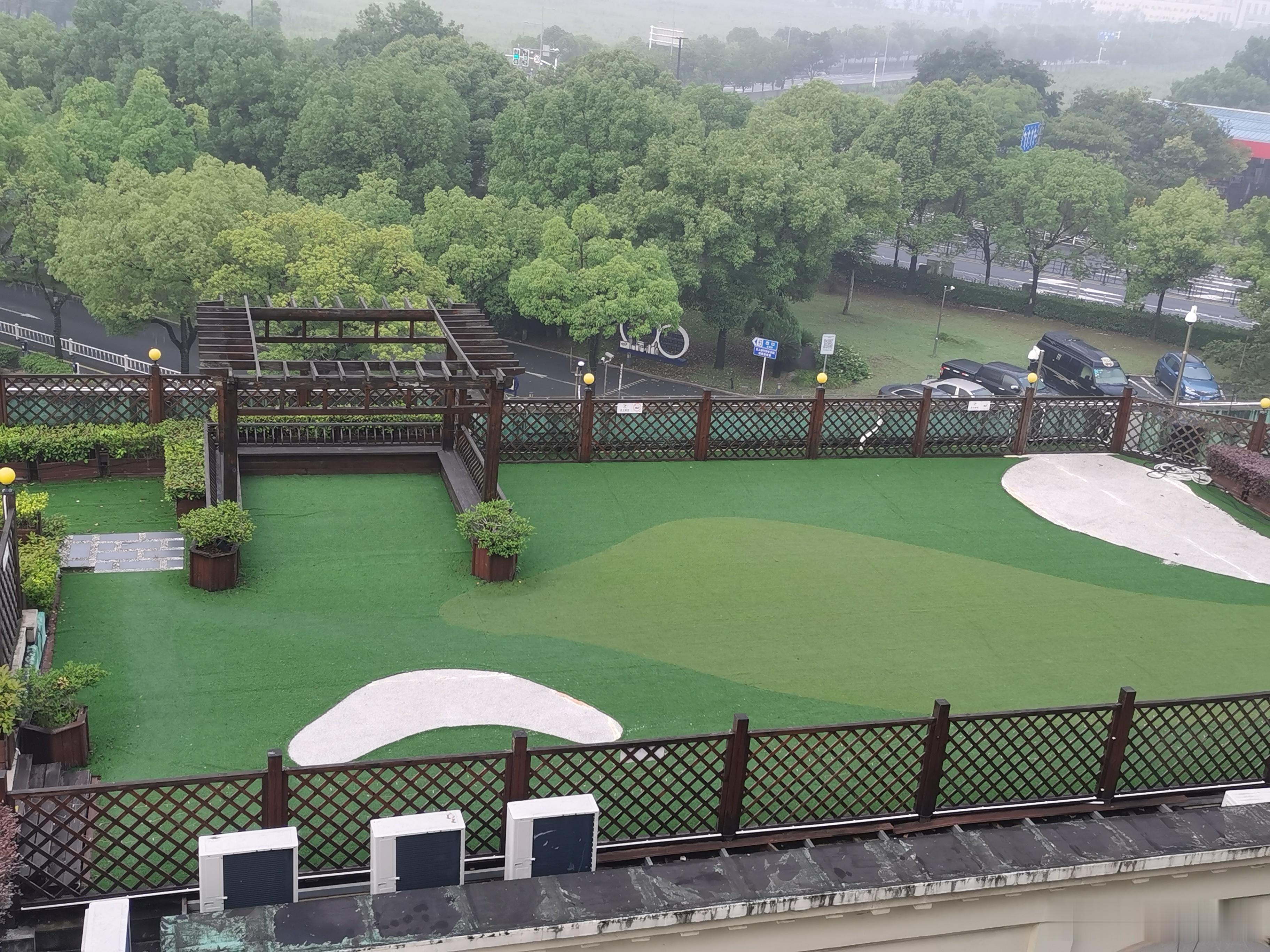 上海的天也太舒服了叭。虽然是一会儿雨一会儿雨的，但湿润的空气更减少了暴晒的感觉。