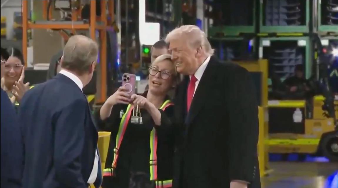 在美国大选临近的当下，一场看似普通的工厂参观，却因为人物、场景和话语的特别，引发