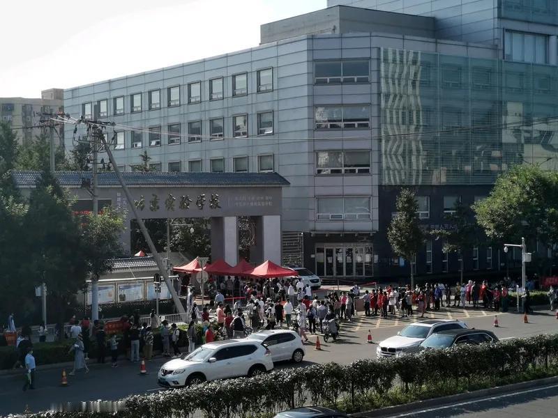 城市舞厅高考期赞停营业解释
城市舞厅为了配合全国高考学生考试，6.7.8三天暂停