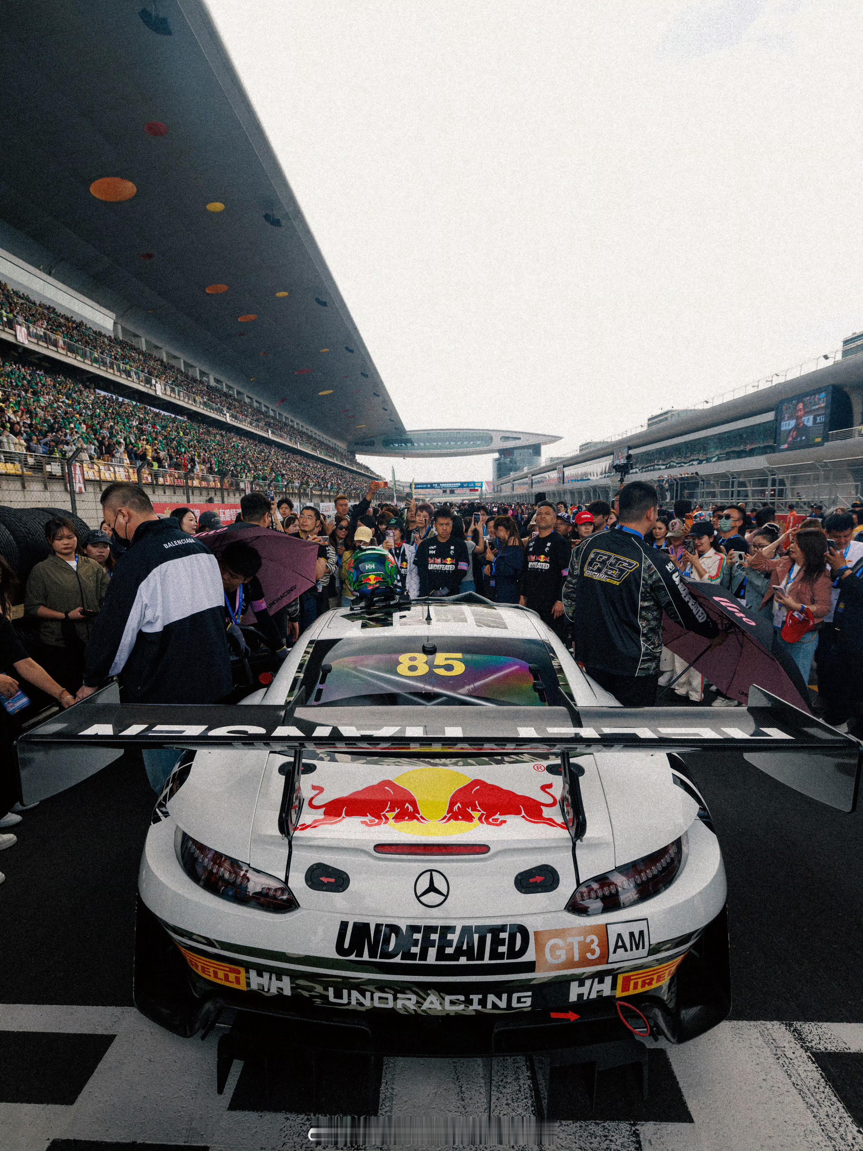 国歌奏响时，王一博摘头盔致敬🫡赛车手张臻东感谢王一博85racing王一博摘头