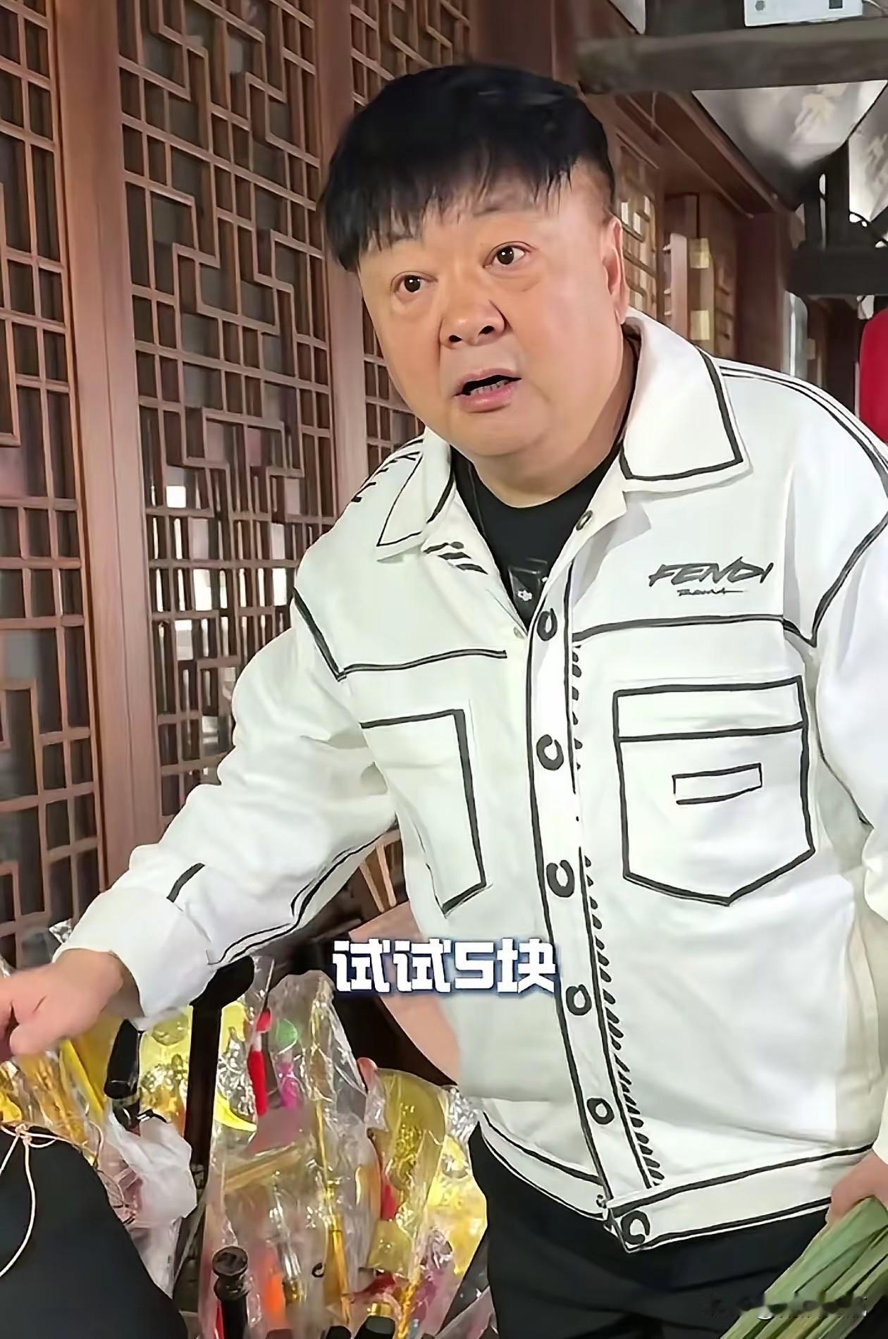 店主一句轻描淡写的试试五块，把安昌古镇推向舆论漩涡。
百姓固然值得同情，每天风餐