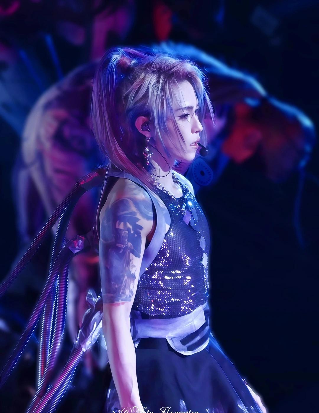 新王又成旧神.
权力更迭 周而复始
Power passes from hand