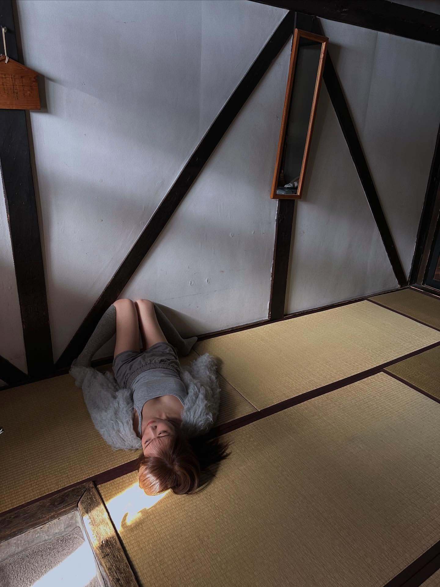 秋元真夏「オフショット📷畳落ち着く〜淡淡」　manatsugram ​​​
