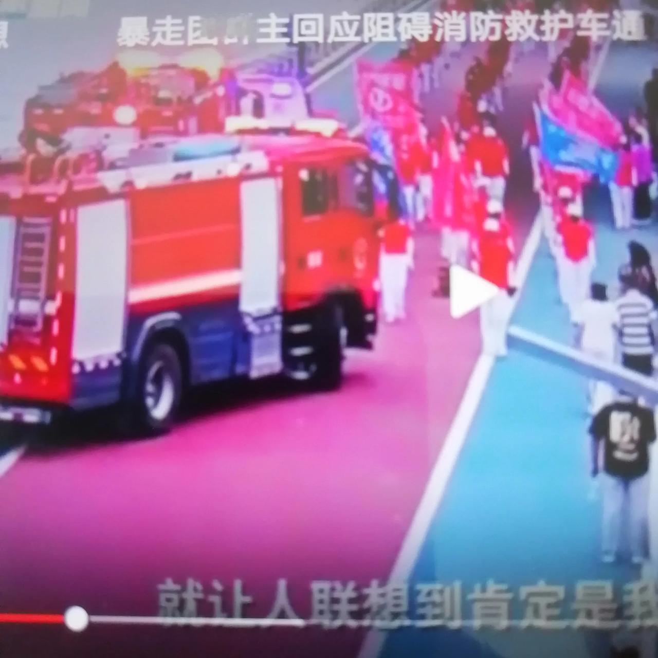 一个有文化知识的退休公职人员成为“暴走团”分子；这是可怕的社会危害分子。因为你知