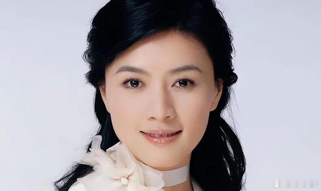 130亿遗产，她一句话都没争。​第二天，她牵着9岁女儿走出那栋豪宅，头也不回。​