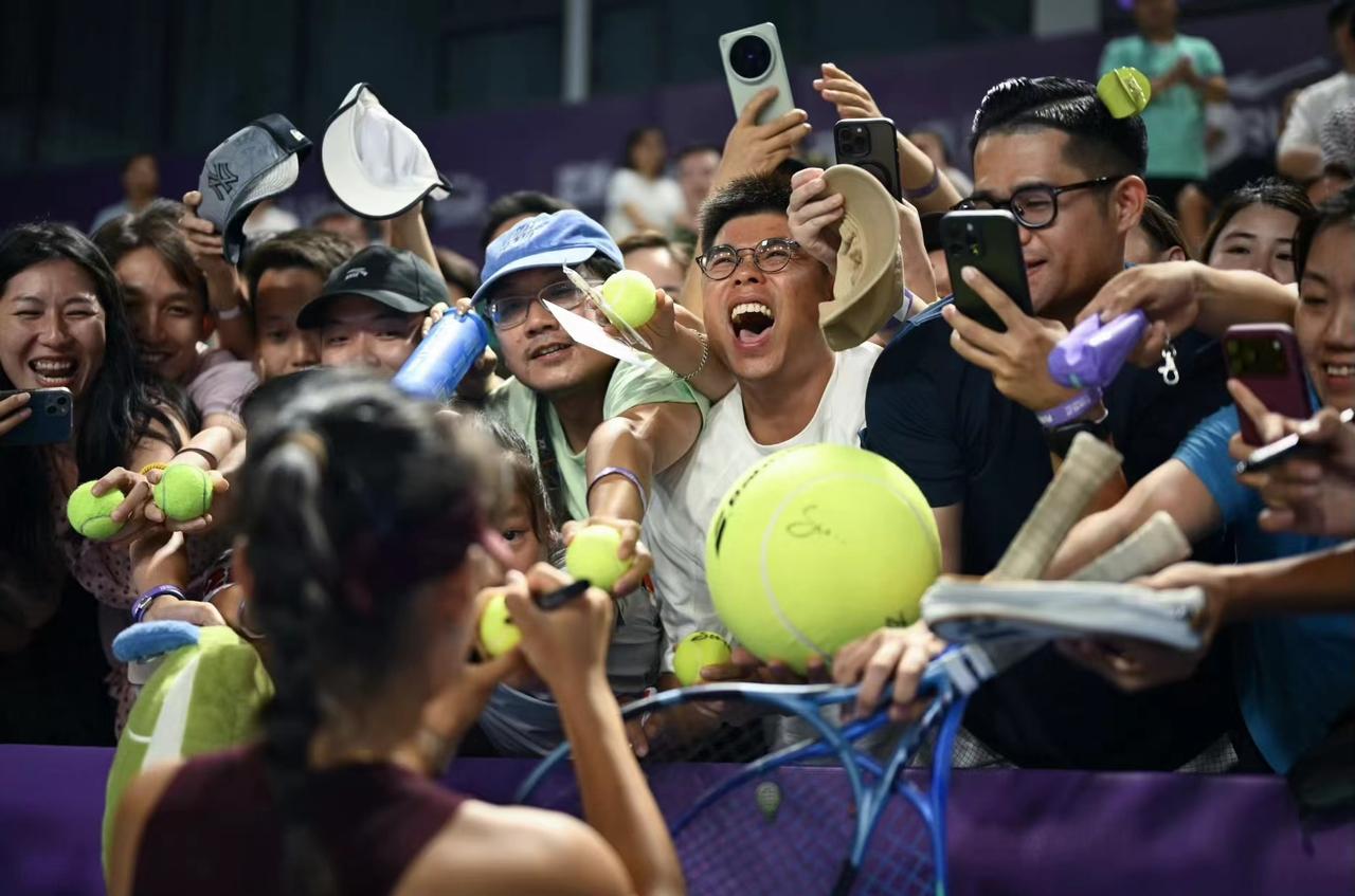 日前，年仅16岁的中国网球小将孙心然在WTA250广州国际女子网球公开赛女单比赛