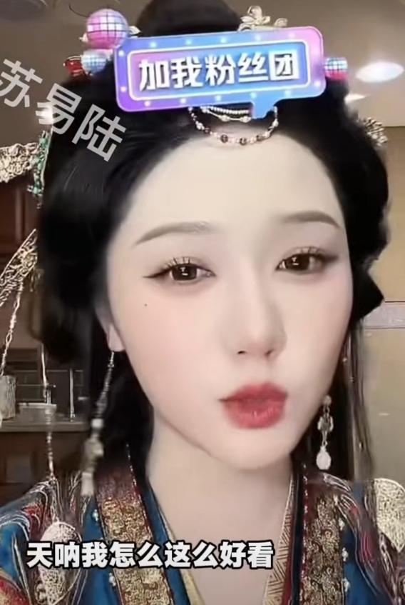 谁懂啊！岳雨婷直播时补光灯突然掉了，当场惊呼“我的美丽没了”，还紧张喊话“美貌守