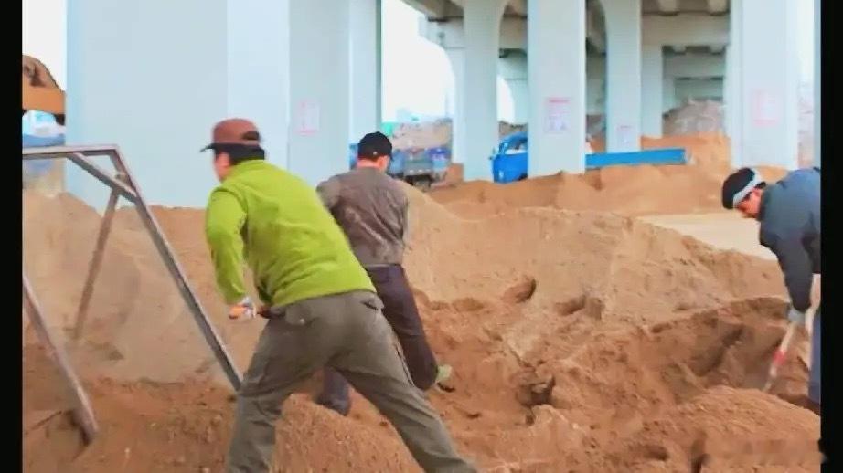 《老舅》崔国明新工作工地、挖沙！朋友电话问起他都不好意思说硬生生找补成在拍香港电