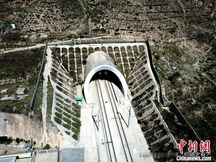 它是国内命运最坎坷的高铁之一，兰新高铁的张家庄隧道，曾因山体地质病害反复中断通车