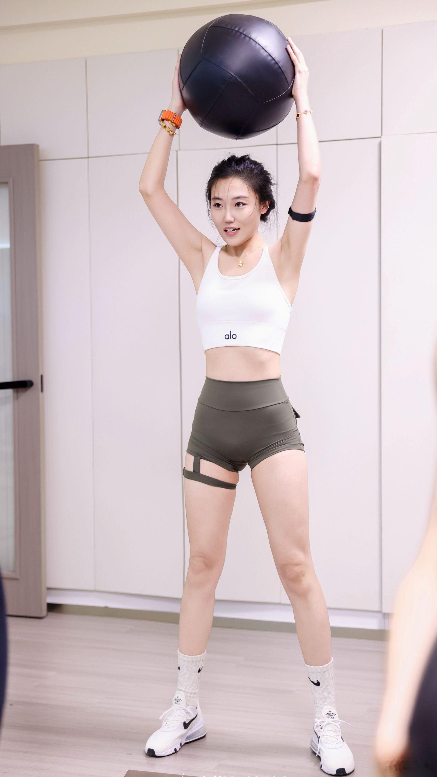 齐彤彤 🧩 主持人日常健身碎片 ​​​