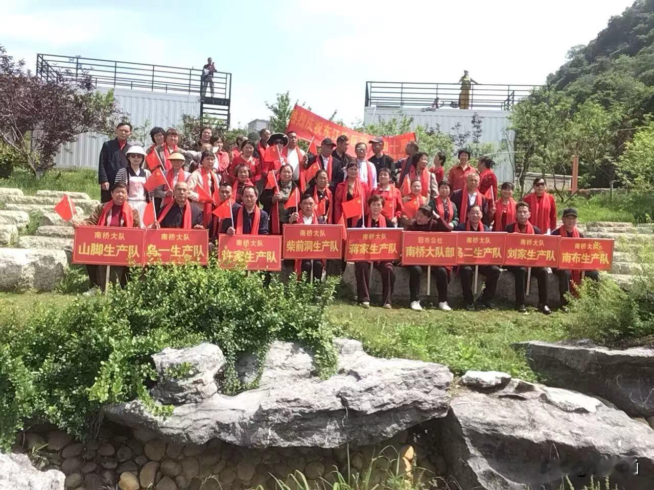 七绝 .  聚首故乡桃花广场
【作者】黄爱国（诗酒涵）湖南

桃花胜处游人舞，阔