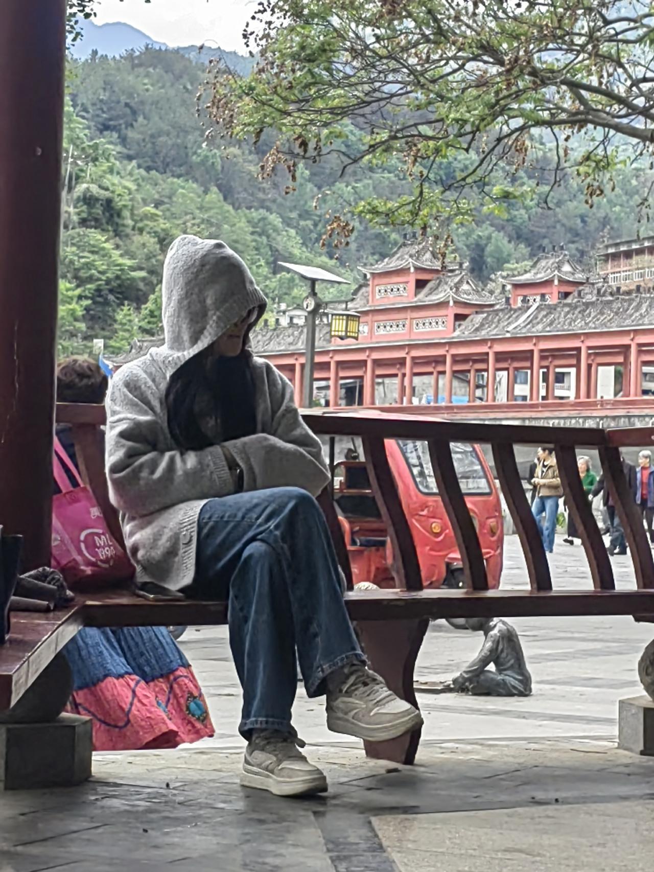 有些男人喜欢算计枕边人，真让人费解。在婚姻里，他们在钱上算得门清，家庭开销能躲就