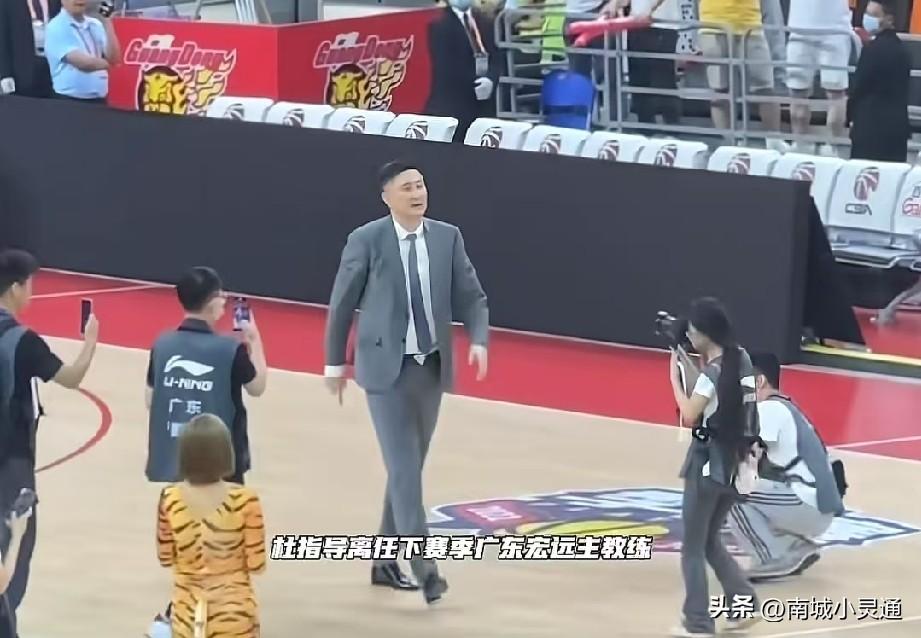 有媒体人爆料广东男篮主教练杜峰要暂时离开广东男篮了？新主帅是谁？
杜峰爆料压力太