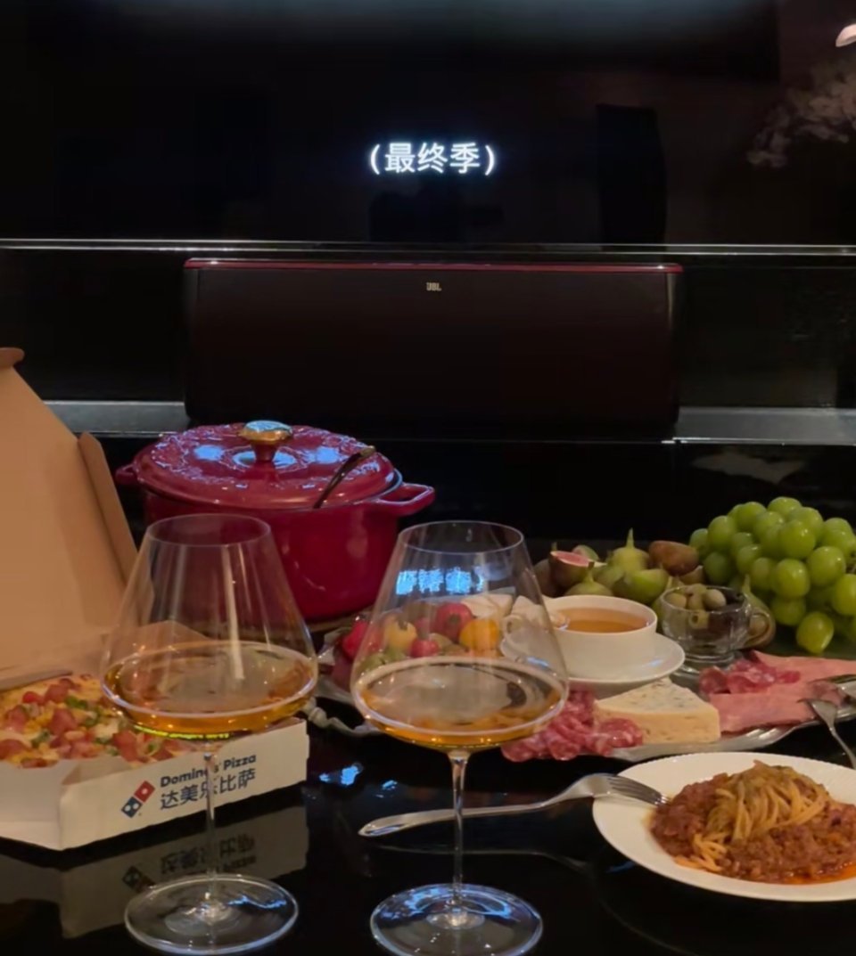 下班瘫在沙发上的终极快乐，就是外卖准时到+剧荒被拯救！当你吃外卖必须找到电子榨菜