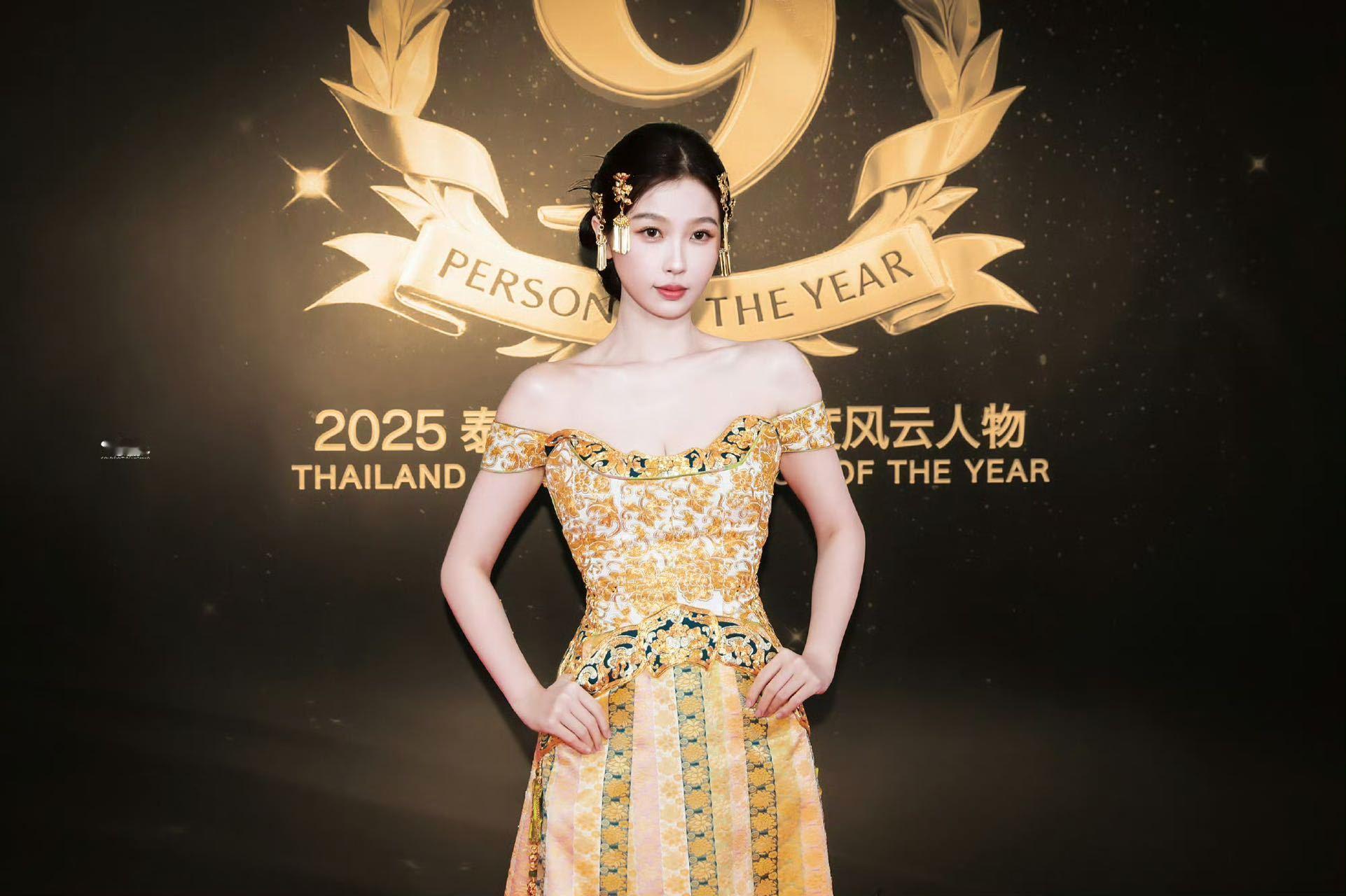 云为衫顶号虞书欣来了 睡晚了？真有些恍惚了！今天欣欣泰国活动的造型梦回云为衫，这