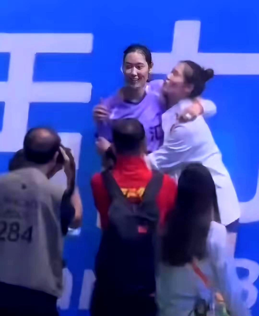 河南和北京女排赛后，王云蕗兴奋地跑向朱婷，搂着脖子要亲她。朱婷笑着扬拳头假装要揍