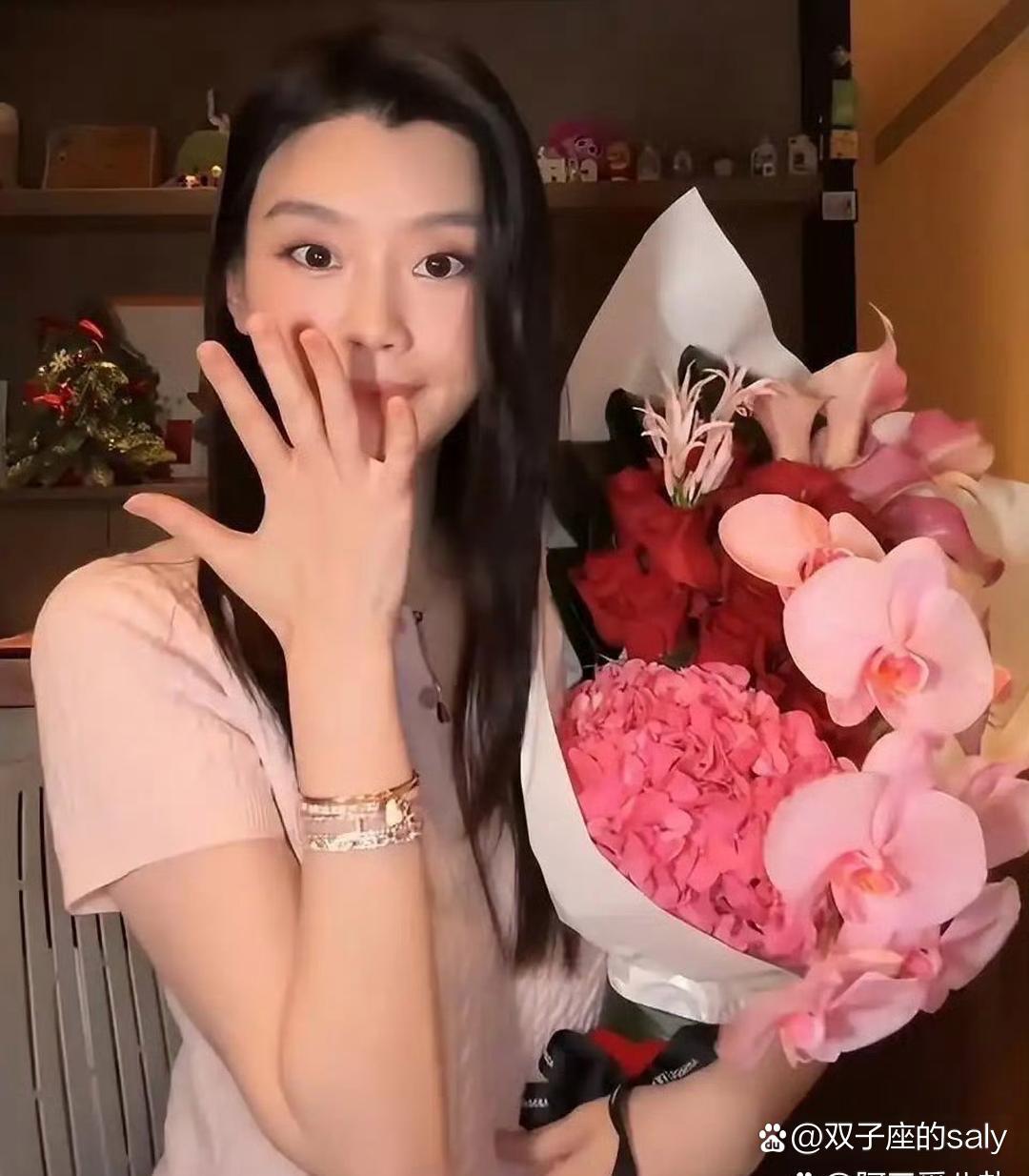 奚梦瑶素颜出镜 一只手上带了五条钻石手链 
