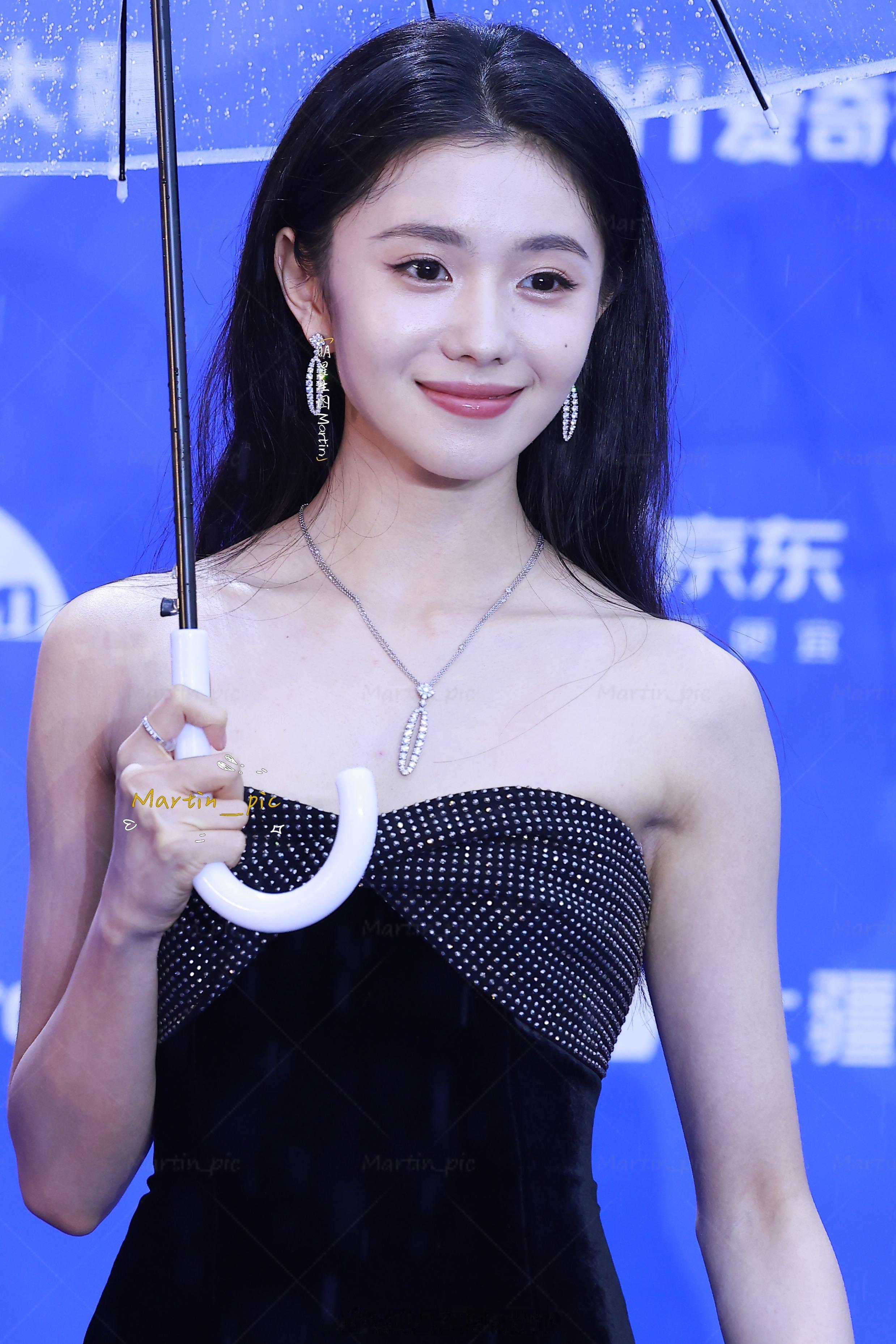 刘浩存 刘浩存北影节红毯生图撑伞的公主刘浩存刘浩存好美 lhc 刘浩存雨中神图