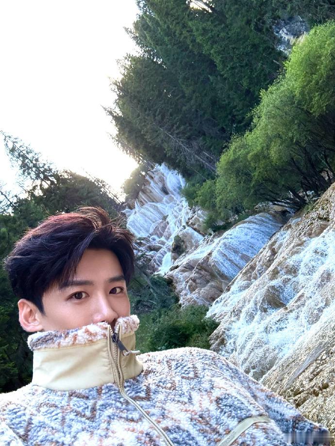 白敬亭好明显的胸肌白敬亭我想象中我旅游就这样，哥哥好明显的胸肌，随手一拍就好出片