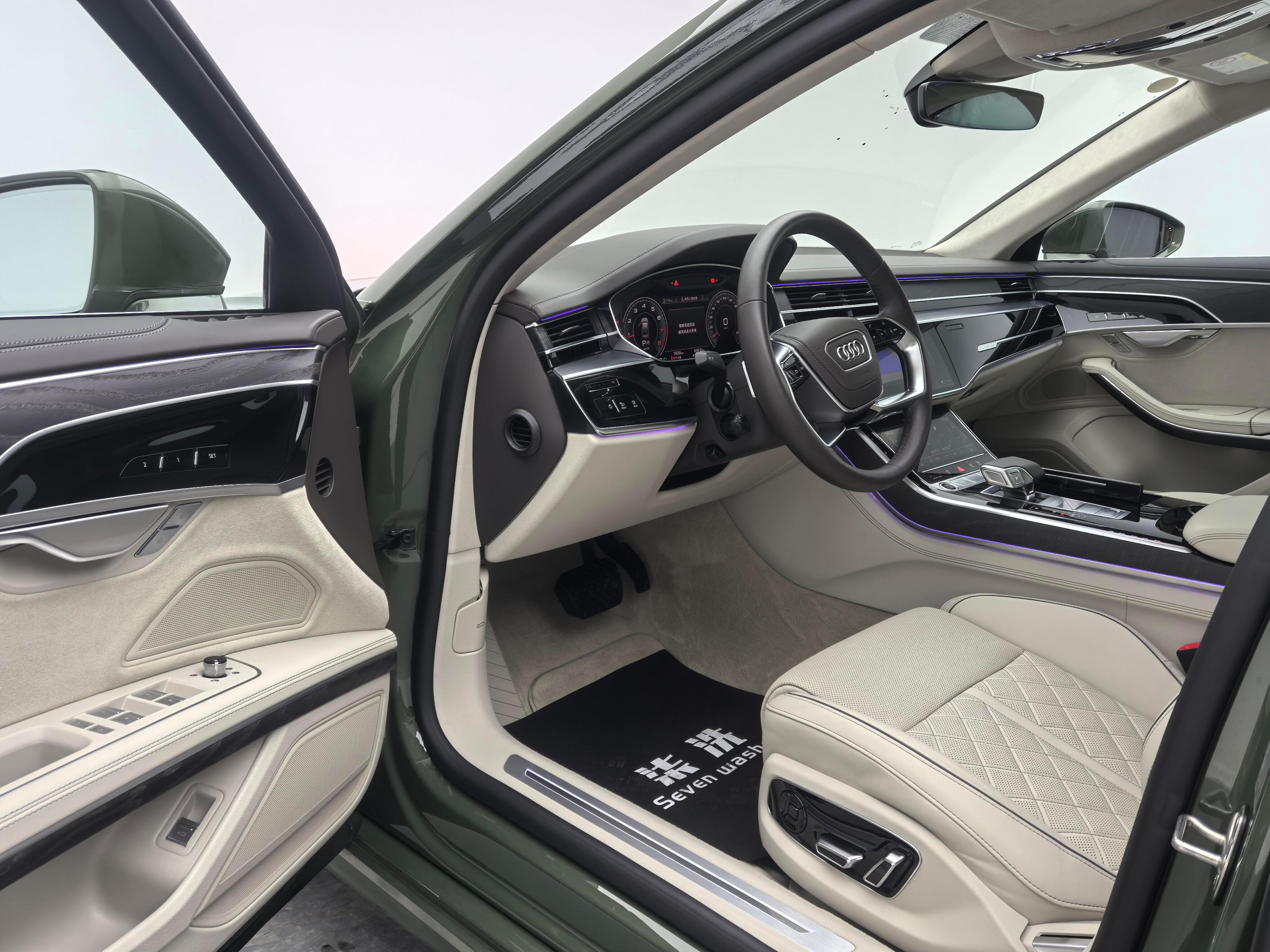 24款奥迪A8L 45 TFSI quattro豪华型曜夜绿外观/珍珠米内饰官方