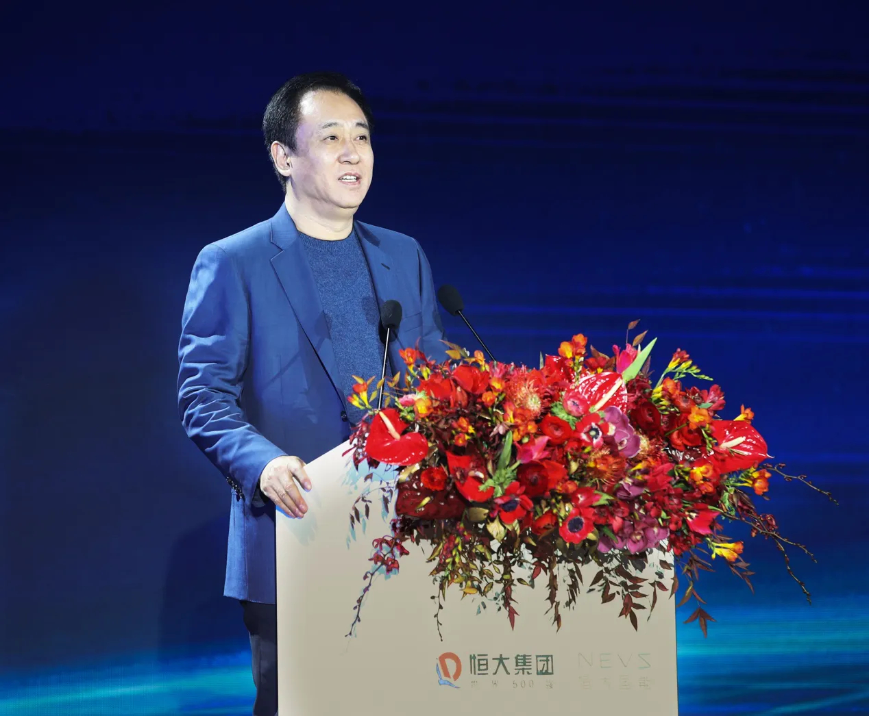 许家印 空城计恒大帝国一夜倾塌，许家印上演现实版空城计。万亿债务压顶，豪宅被拍、