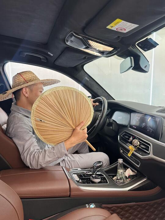 你们广东人都开大宝马了还戴草帽？