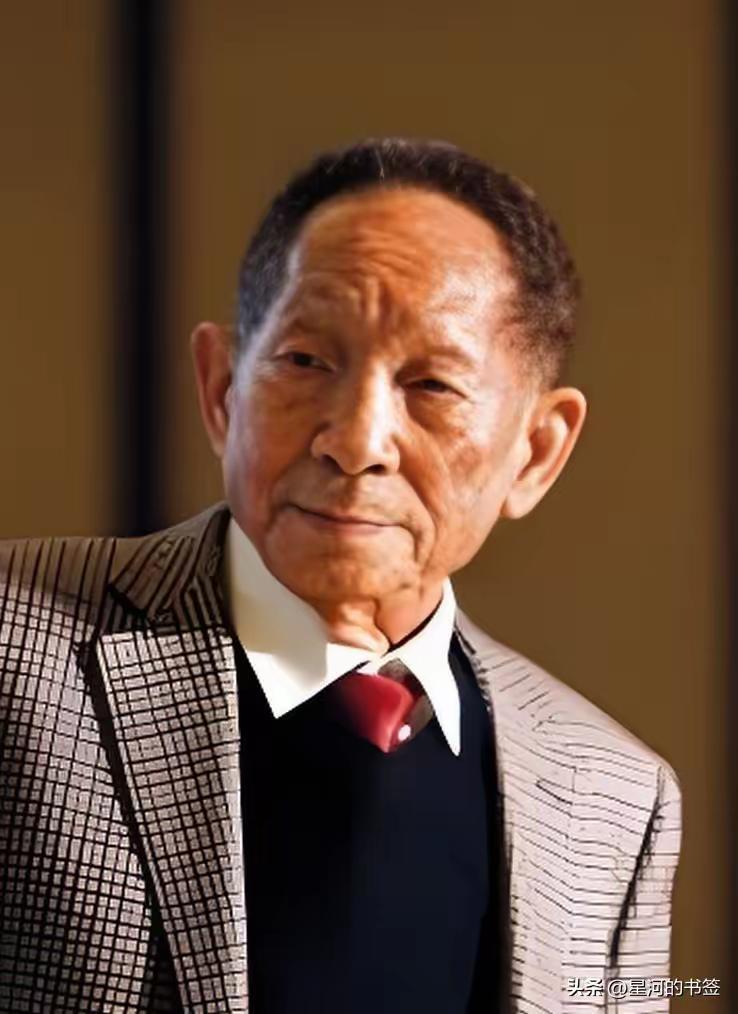 今天是袁隆平爷爷去世5周年，长沙唐人万寿园纪念墓园有很多人来祭拜，纪念这位不畏艰