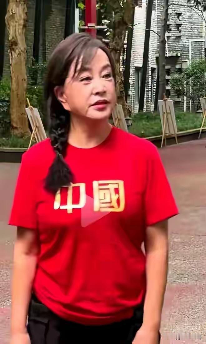 没错，我举双手双脚支持刘阿姨！
凭什么你想让我老我就老，我就是年轻的小姑娘。
现