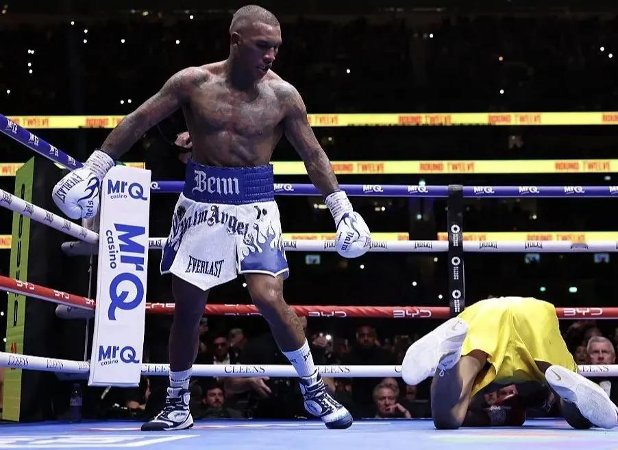 小尤班克VS康纳.本：二番战，刚刚结束，两次击倒，精彩的比赛！
今天凌晨，在英国