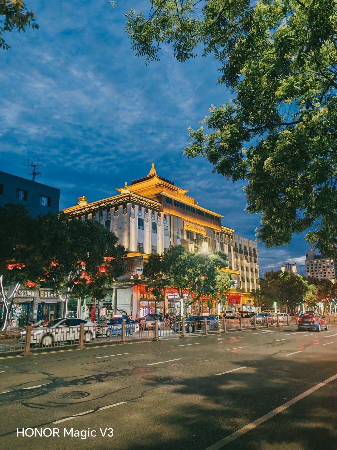 《西行有感》呼之即出驾车游，和风悦目向西走。浩气回荡马上飞，特有大智能战斗。成就