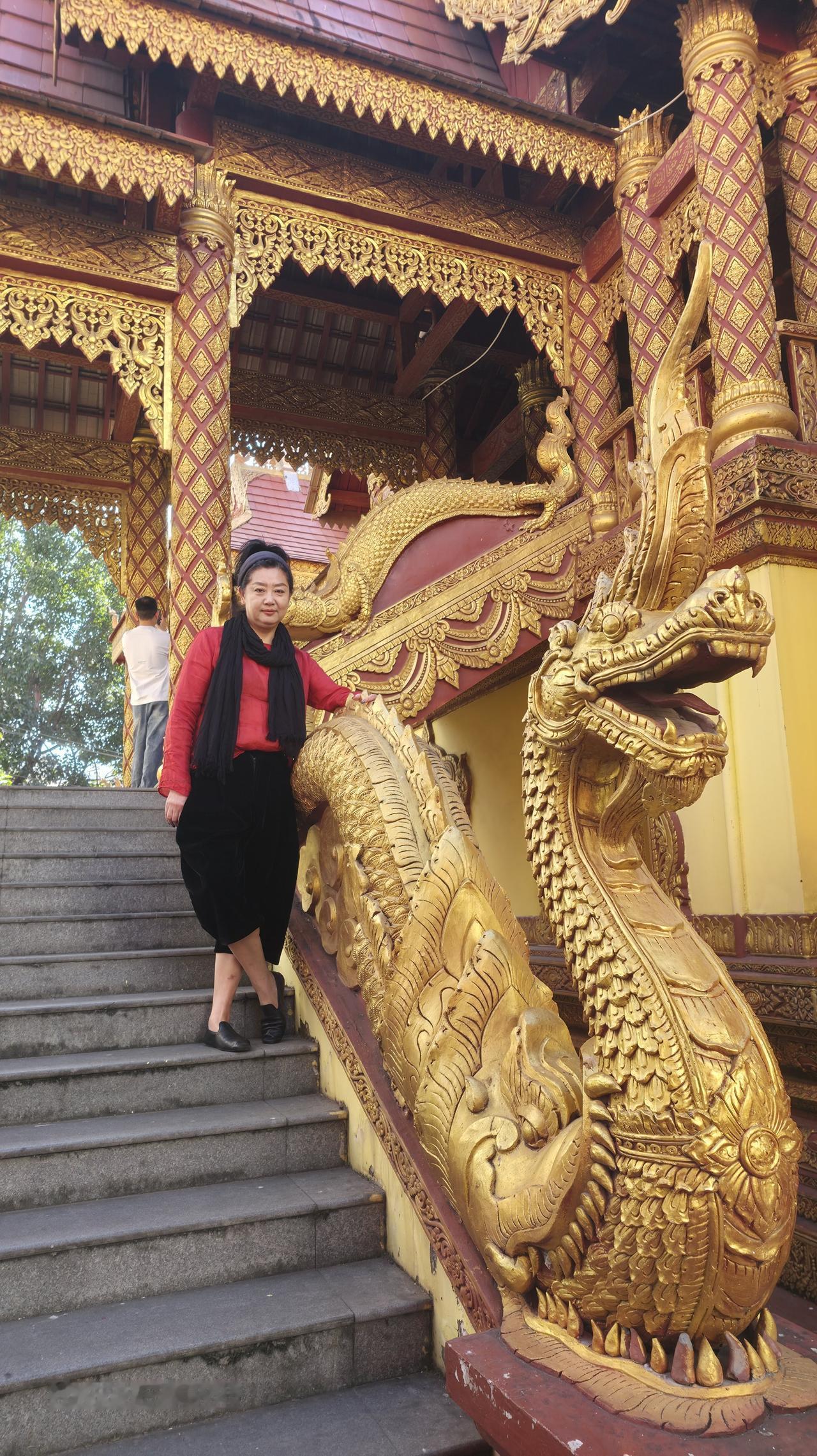 西双版纳傣族自治州，景洪市东南亚建筑风格金碧辉煌。