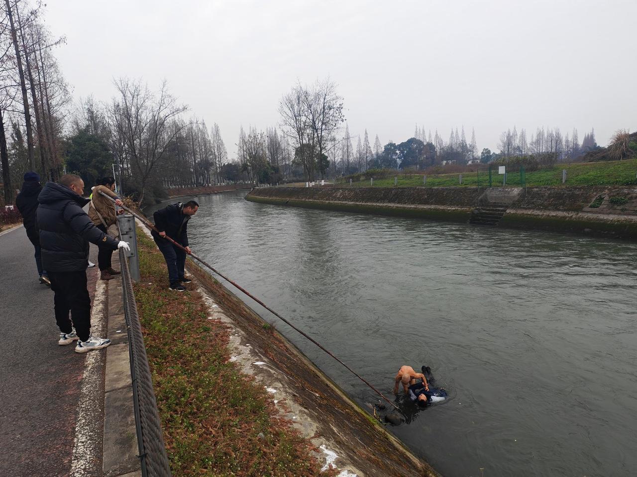 生活中暖心瞬间就像繁星，照亮平凡日常。有次，5岁男孩坐滑板冲下长坡，前面就是马路