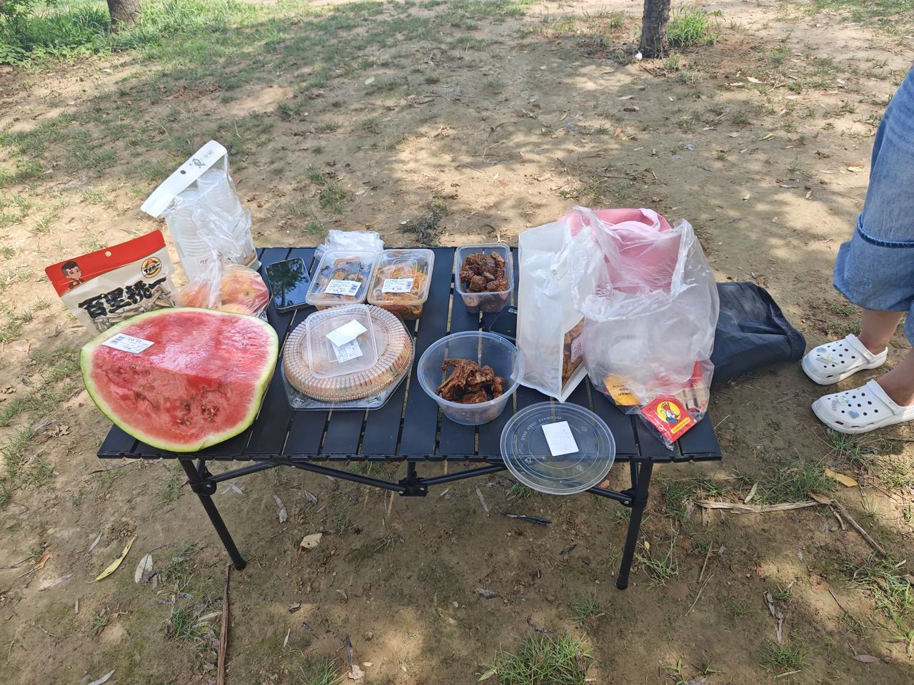 野餐必备美食大集合，美味与自然相伴！🍉🍗🍜