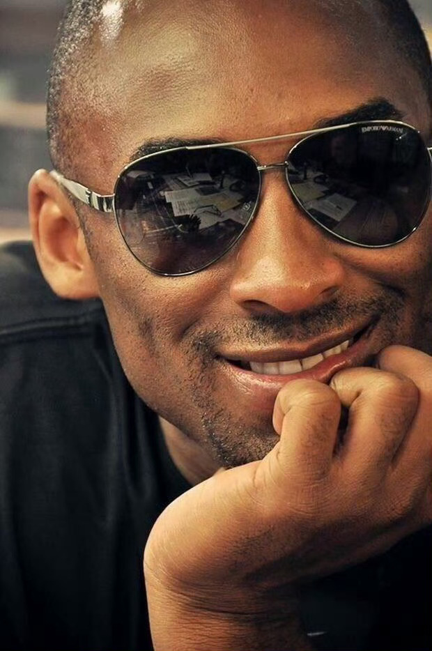 其实生活很简单，把快乐装在心底，心里便会长满快乐。把快乐装在眼睛里，眼睛里就会满