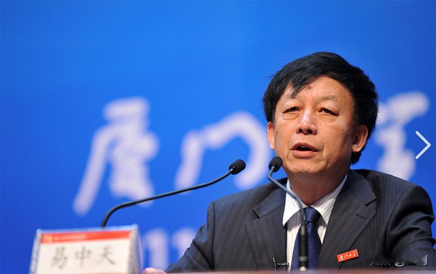 易中天刻意曲解毛主席在《纪念白求恩》中的原句 “毫不利己，专门利人”。说什么“毫